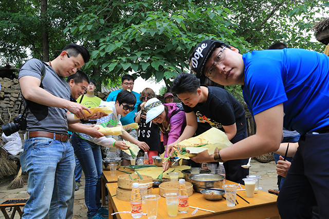 “亲情沂蒙”新媒体采风行走进沂蒙红色影视基地